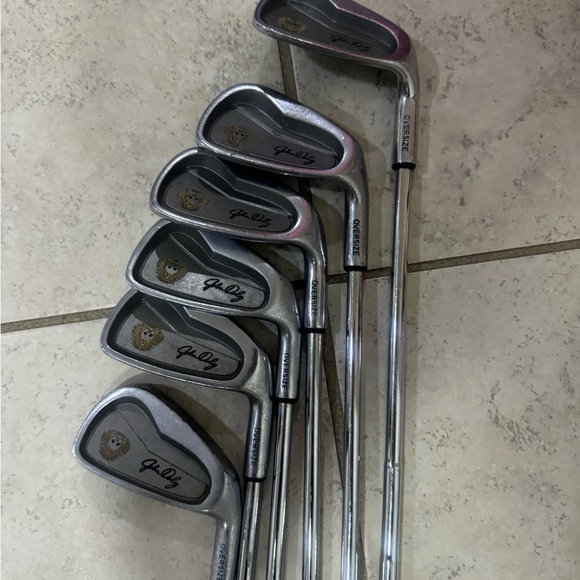 John Daly 6 Pc Iron Set In Right Hand 
Steel shafts 
Used conditions - Picture 8 of 11